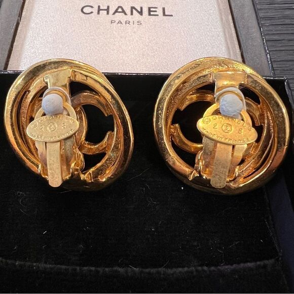 Chanel Vintage Gold Hammered Logo Cutout Clip On - Picture 5 of 11